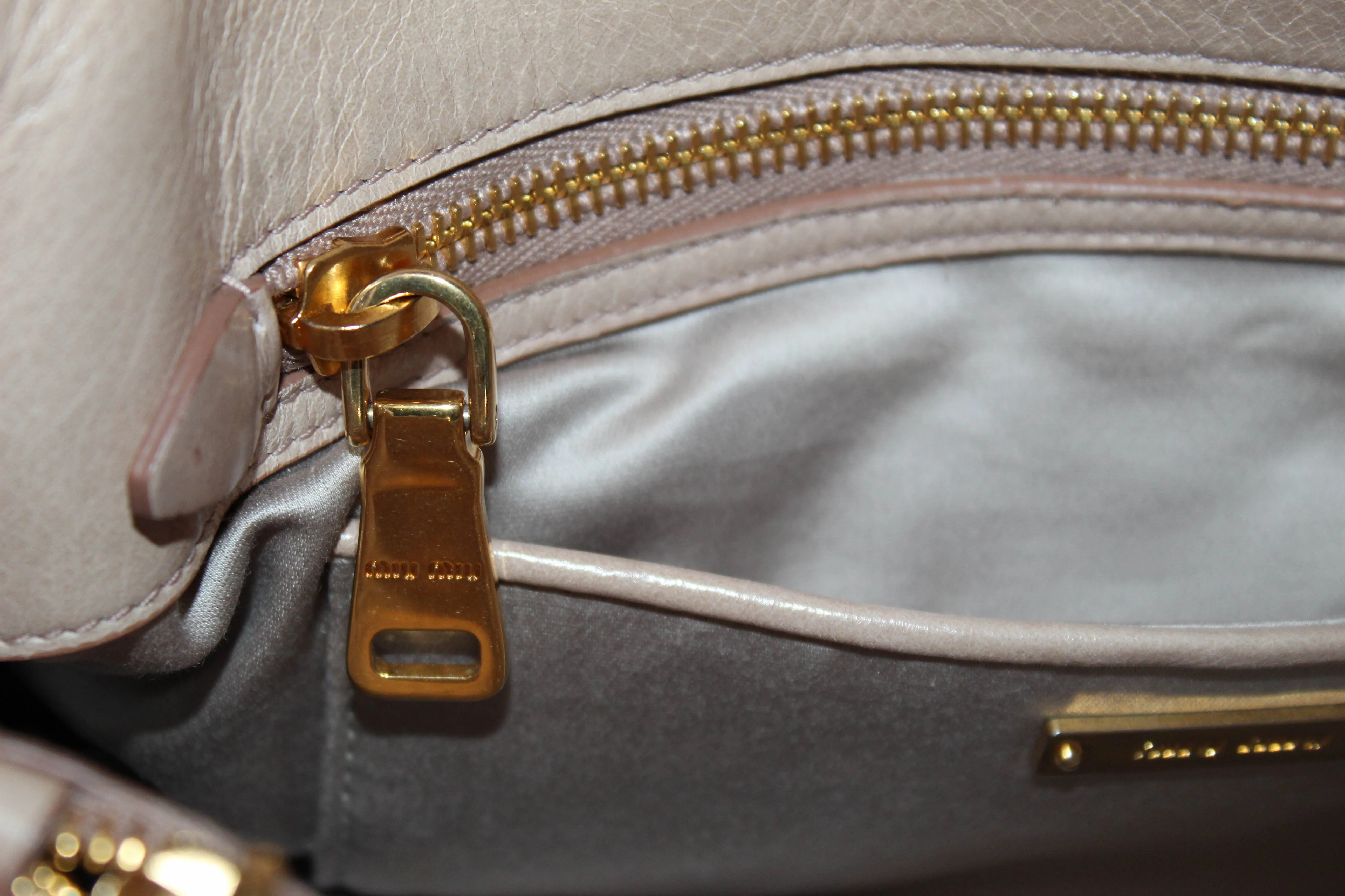 Authentic Miu Miu Cipria Vitello Shine Trapu Leather Hand Bag/Shoulder Bag