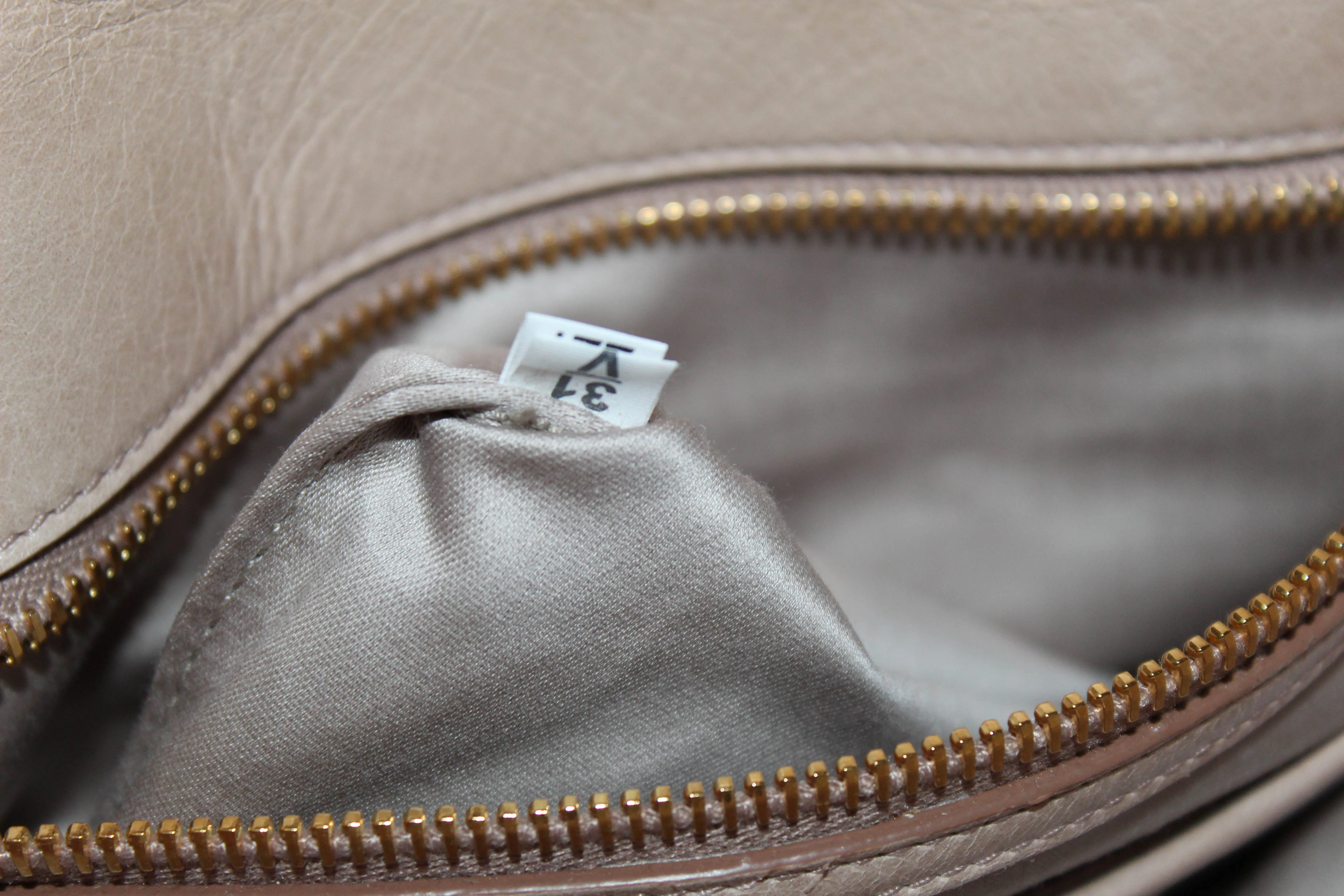 Authentic Miu Miu Cipria Vitello Shine Trapu Leather Hand Bag/Shoulder Bag