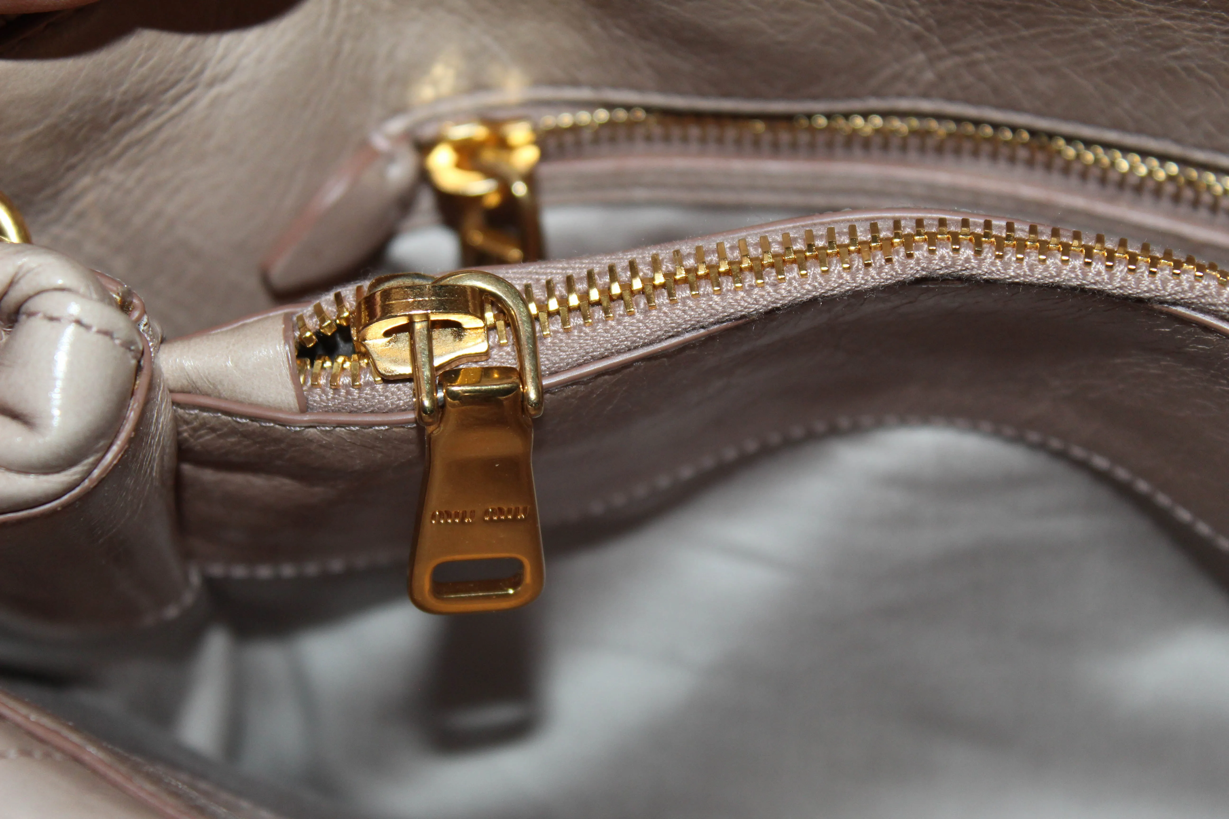 Authentic Miu Miu Cipria Vitello Shine Trapu Leather Hand Bag/Shoulder Bag